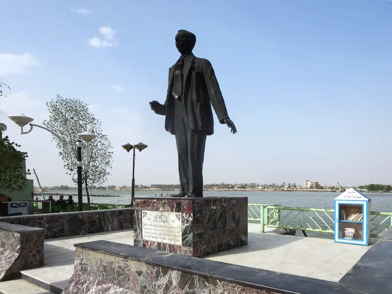 Statue of the poet Badr Shakir al-Sayyab on the Basra corniche